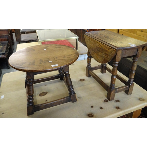 560 - Small oak drop leaf table together with another small small oak circular table of low form (20th cen... 