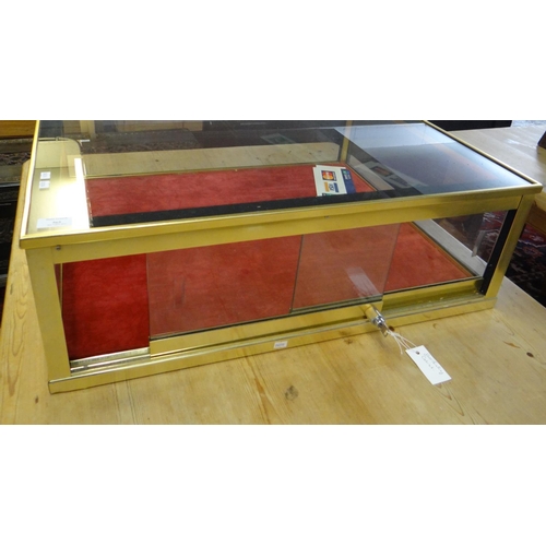 565 - Heavy brass and glass jewellery cabinet with sliding doors.  Key in office.  76x61x26cm approx.  (B.... 