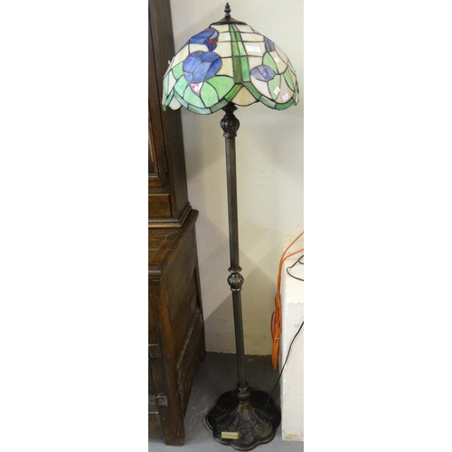 572 - Tiffany style standard lamp.  (B.P. 21% + VAT)