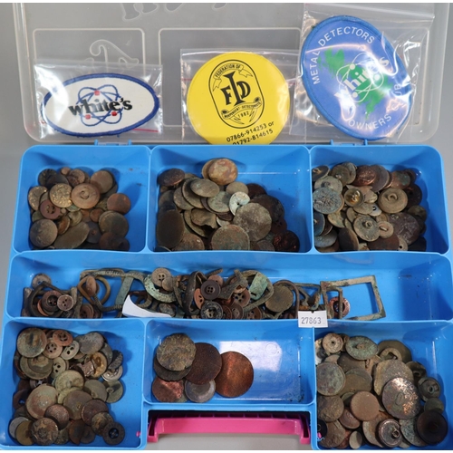 186 - Large collection of metal detectorist finds including: buttons and buckles as well as metal detector... 