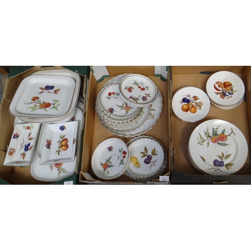 265 - Six boxes of Royal Worcester 'Evesham' design dinnerware to include: various plates, flan dishes, se... 