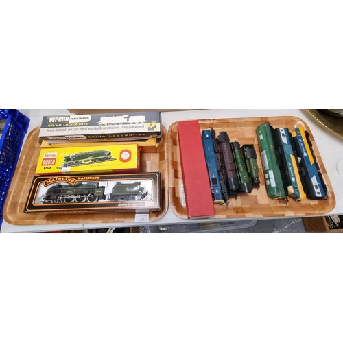 371 - Two trays of OO gauge model railway locomotives, to include: Hornby OO 2234 Delta Diesel Electric Lo... 