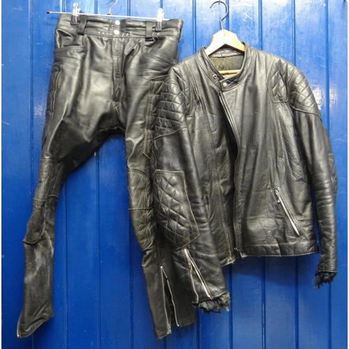 425 - Vintage Speedman leather motorcycle jacket and trousers, jacket with padded lining.
(B.P. 21% + VAT)