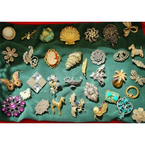 171 - Collection of brooches to include: Aladdin lamp, dog, pineapple, bug, Irish wedding etc.