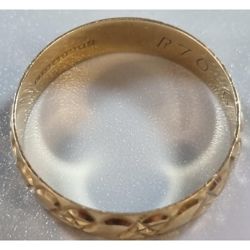 215 - 9ct gold ring.  Ring size T.  2.7g approx.  (B.P. 21% + VAT)