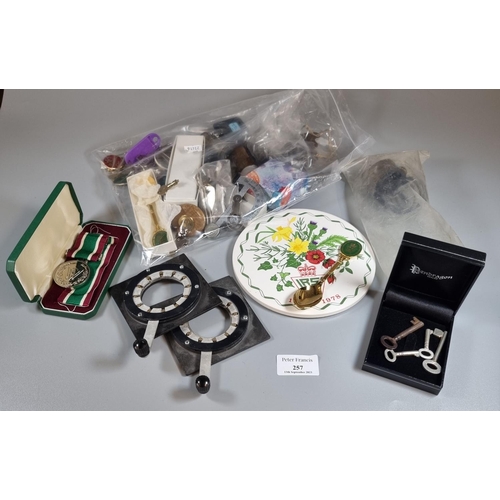 257 - Bag of oddments to include Women's Voluntary Service Medal in original case, vintage keys, clock key... 