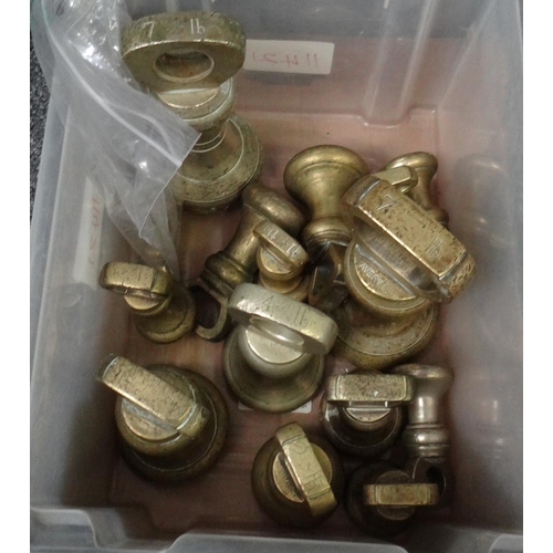 285 - Box containing various brass weights; Avery Ltd and others.  
(B.P. 21% + VAT)