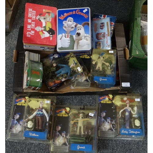 322 - Collection of Wallace and Gromit items to include: boxed figurines, DVD Complete Collection, fridge ... 