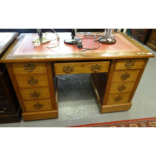 441 - Early 20th century oak and walnut leather top knee hole desk having a bank of four drawers to each p... 