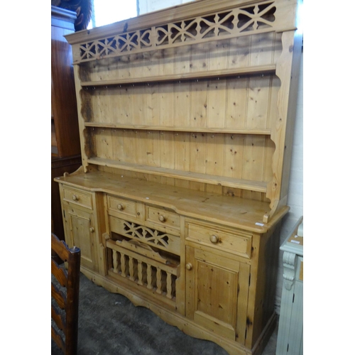 468 - Modern pine rack back kitchen dresser, the moulded cornice above pierced frieze with fixed shelves, ... 