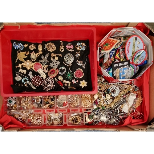 174 - Collection of vintage and other brooches and vintage jewellery to include: pearls, watches, pendants... 