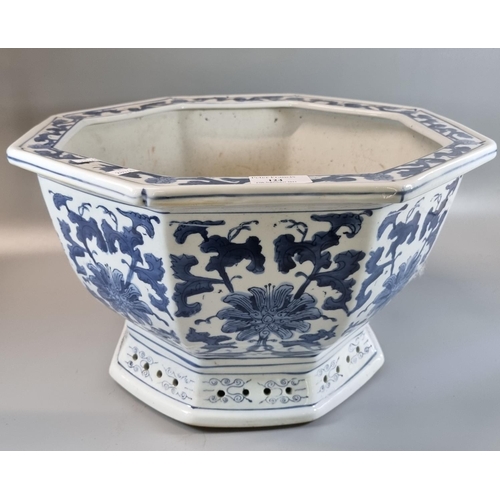 124 - Modern Chinese style blue and white porcelain octagonal planter. 42cm diameter, 24cm high approx.
(B... 