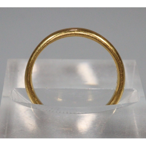 194 - 22ct gold wedding band. 2.3g approx, size F & 1/2.
(B.P. 21% + VAT)