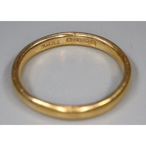 194 - 22ct gold wedding band. 2.3g approx, size F & 1/2.
(B.P. 21% + VAT)