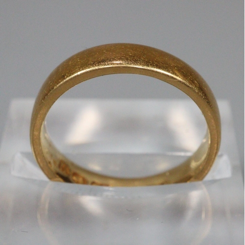 195 - 22ct gold wedding band. 4.8g approx. Ring size H & 1/2.
(B.P. 21% + VAT)