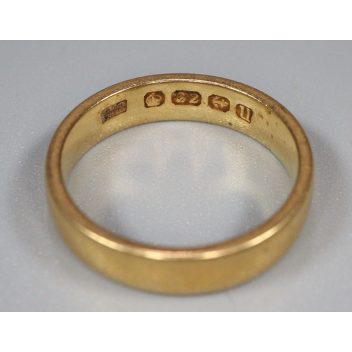 195 - 22ct gold wedding band. 4.8g approx. Ring size H & 1/2.
(B.P. 21% + VAT)