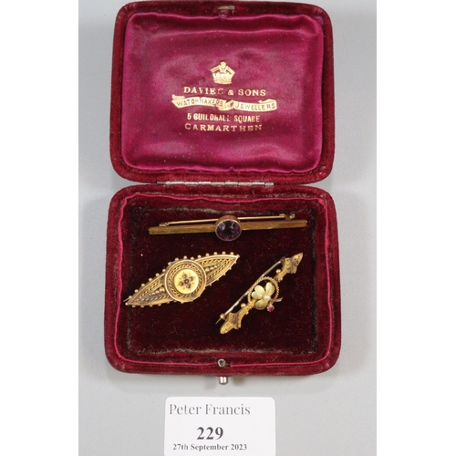 229 - 9ct gold and purple stone bar brooch (2.5g approx), together with a 15ct gold floral ruby and pearl ... 