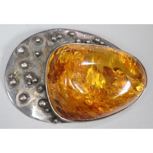 233 - Modern Baltic amber brooch.
(B.P. 21% + VAT)