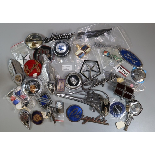 255 - Collection of assorted vintage and other car badges to include: Sebring SX, Willys, Ford, Plymouth, ... 