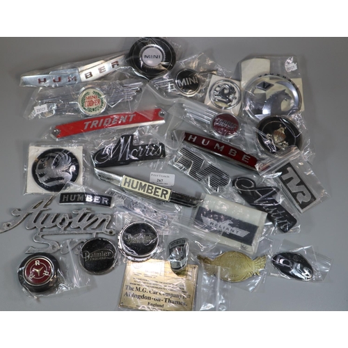 267 - Collection of vintage and other car badges to include: Mini Cooper, Austin 6, Trident, Vauxhall, Hum... 