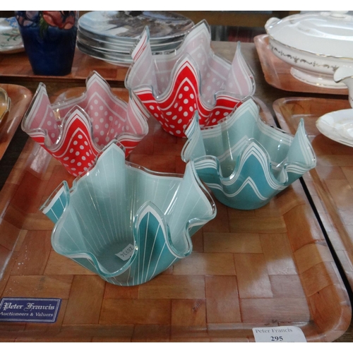 295 - Tray of vintage glass handkerchief printed bowls.
(B.P. 21% + VAT)