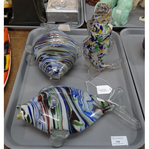 330 - Tray of multicoloured Murano style glass fish; two vases and two ornaments.
(B.P. 21% + VAT)