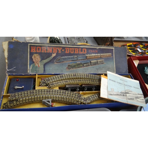 352 - Hornby-Dublo 'The Perfect Miniature Railway' OO gauge train set in original box.
(B.P. 21% + VAT)