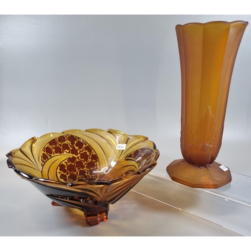 63 - Jobling amber Art Deco glass vase of fluted form decorated with moulded birds to the base. 25cm high... 