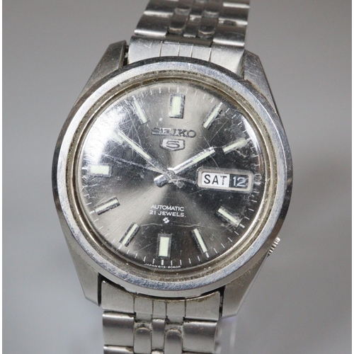 297 - Seiko 5 day date stainless steel 21 jewelled automatic gents wrist watch with Baton numerals, sweep ... 