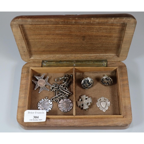 304 - Wooden cigar box comprising assorted silver items to include: brooches, cufflinks, pocket watch chai... 