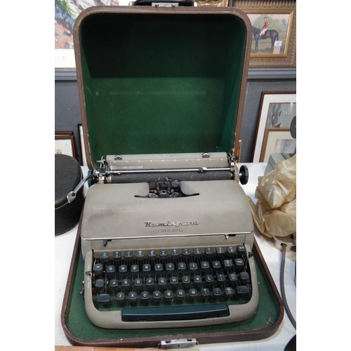 423 - Cased Remington Quiet Riter typewriter. 
(B.P. 21% + VAT)