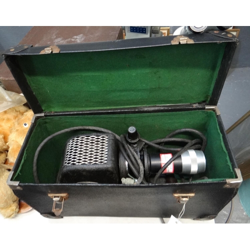 425 - Cased Aldis Universal projector.
(B.P. 21% + VAT)