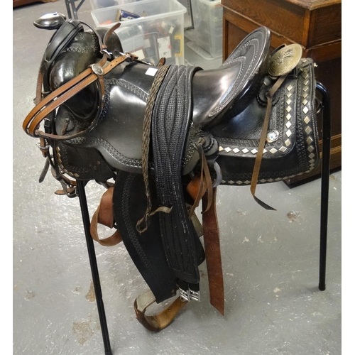 535 - Good quality leather Western style horse saddle complete with stirrups, girth, bitless bridle and ma... 