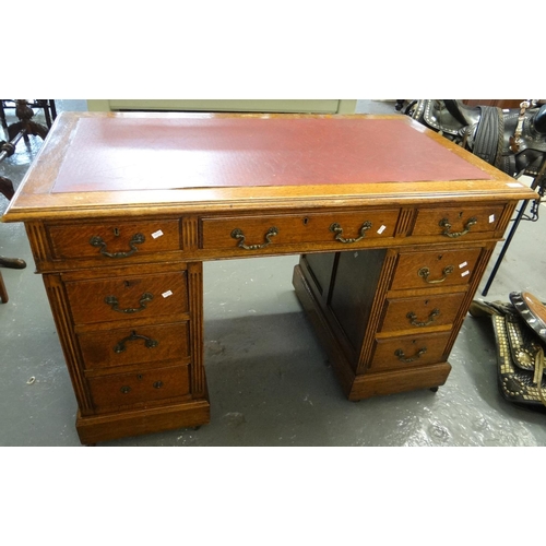 537 - Early 20th century oak knee hole desk, the leather inset and moulded top above a bank of three drawe... 