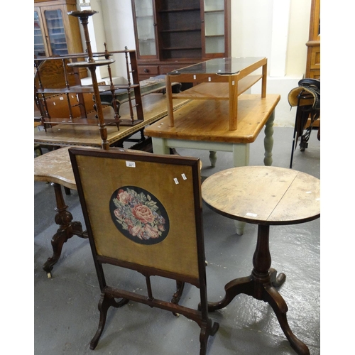 548 - Collection of furnishing items to include: Victorian walnut stretcher table, early 20th century oak ... 