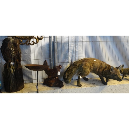 567 - Collection of garden ornaments to include: carved wooden owl, cockerel, two foxes, chicken door stop... 