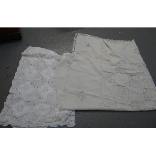 460 - Two good quality vintage linen and crochet tablecloths. (2)
(B.P. 21% + VAT)