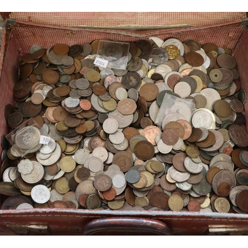 199 - Vintage leather suitcase comprising large collection of assorted loose coinage: GB and foreign.  (B.... 