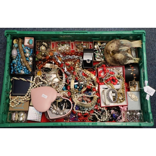 211 - Collection of vintage and other jewellery to include: bracelets, necklaces, pearls, earrings, rings,... 