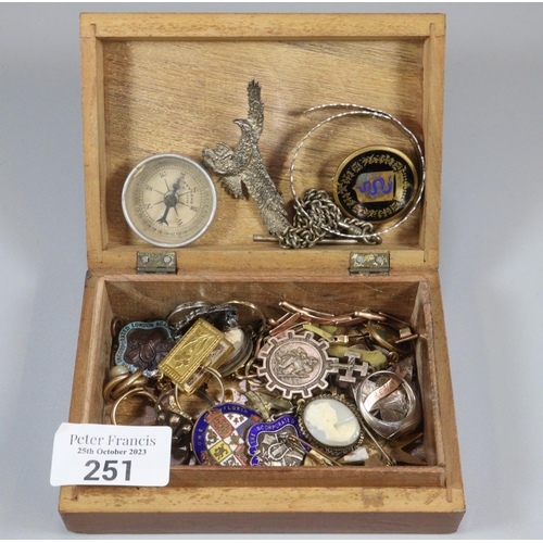 251 - Wooden box compromising various oddments to include: vintage compass, various dress rings, T bar and... 