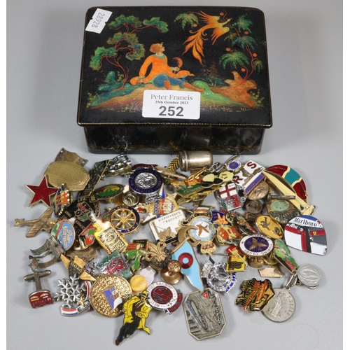 252 - Russian lacquered box comprising badges and other items to include: RMS Queen Elizabeth, Stephenson'... 