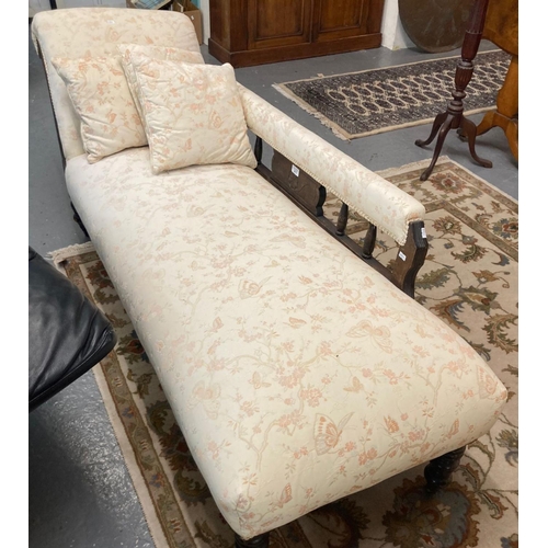 477 - Edwardian upholstered chaise lounge.  (B.P. 21% + VAT)