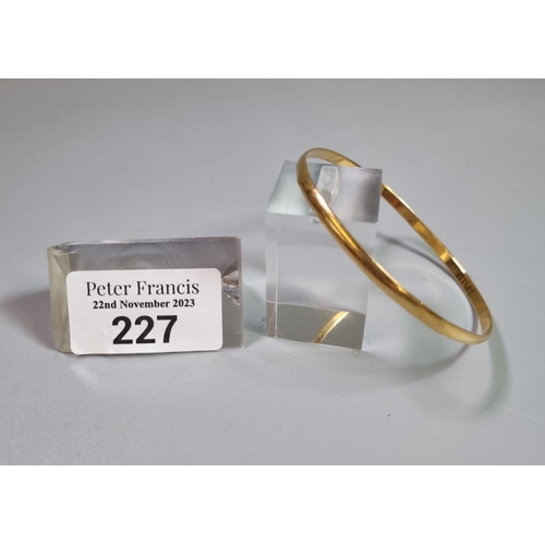 227 - Israeli yellow metal bangle. 10g approx. (B.P. 21% + VAT)