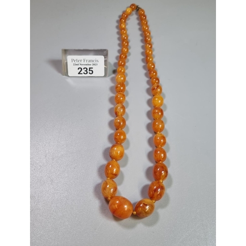 235 - 1930s butterscotch coloured Bakelite necklace.  36g approx. (B.P. 21% + VAT)