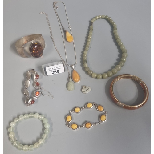 269 - Bag of jewellery to include: green hardstone necklace and bracelet, green hardstone tortoise pendant... 