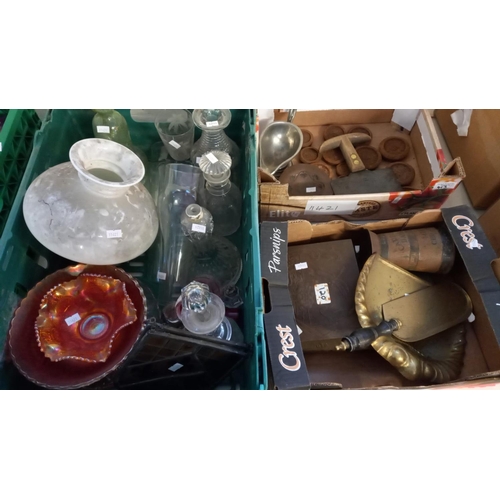 413 - Box of assorted glass to include: decanter, Carnival glass and oil lamp shade, box of metalware to i... 