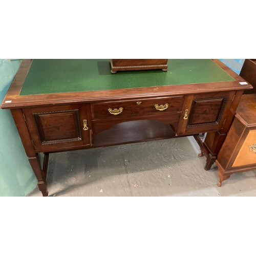 468 - Edwardian mahogany leather top desk, the moulded top above an arrangement of three drawer with under... 