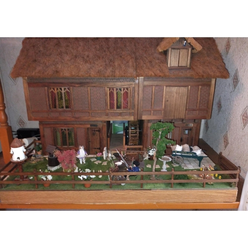 197B - Well made and attractive collector's dolls house in the form of a thatched 17th century Mill House, ... 