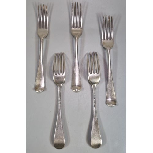 456 - Group of five 18th century Old English design silver dinner forks with varying London hallmarks. 11.... 