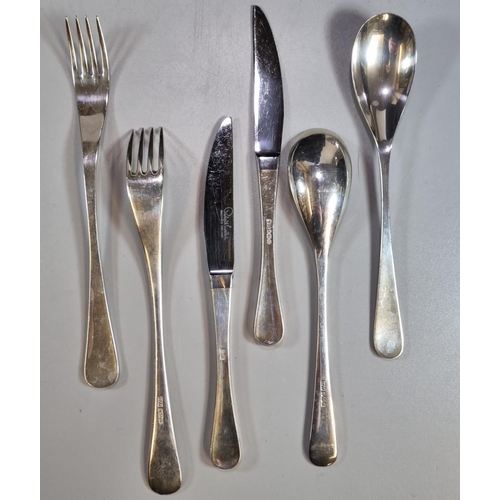 464 - Service of modern silver cutlery by Robert Welch, comprising: sixteen knives with stainless steel bl... 